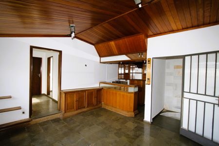 Casa à venda com 366m², 4 quartos e 6 vagasSalão