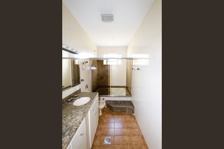 Casa à venda com 366m², 4 quartos e 6 vagasBanheiro da Suíte 1