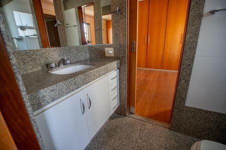 Apartamento à venda com 336m², 4 quartos e 4 vagas Apartamento à venda com 336m², 4 quartos e 4 vagasBanheiro 2
