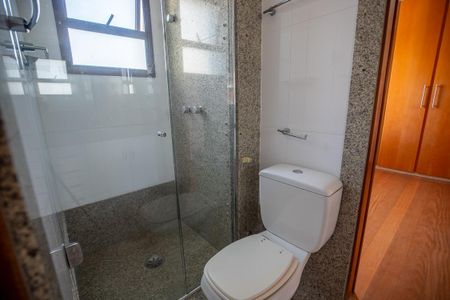 Apartamento à venda com 336m², 4 quartos e 4 vagas Apartamento à venda com 336m², 4 quartos e 4 vagasBanheiro 2
