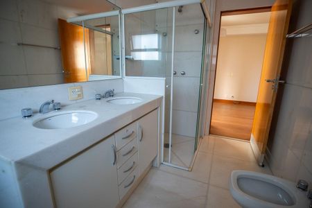 Apartamento à venda com 336m², 4 quartos e 4 vagas Apartamento à venda com 336m², 4 quartos e 4 vagasBanheiro 1