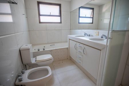 Apartamento à venda com 336m², 4 quartos e 4 vagas Apartamento à venda com 336m², 4 quartos e 4 vagasBanheiro 1
