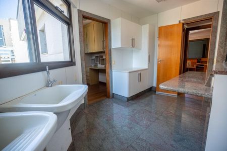 Apartamento à venda com 336m², 4 quartos e 4 vagas Apartamento à venda com 336m², 4 quartos e 4 vagasÁrea de Serviço