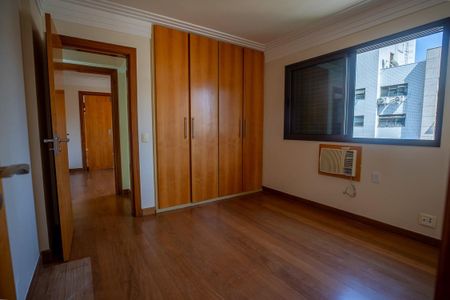 Apartamento à venda com 336m², 4 quartos e 4 vagas Apartamento à venda com 336m², 4 quartos e 4 vagasQuarto 2