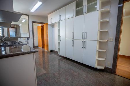 Apartamento à venda com 336m², 4 quartos e 4 vagas Apartamento à venda com 336m², 4 quartos e 4 vagasCozinha