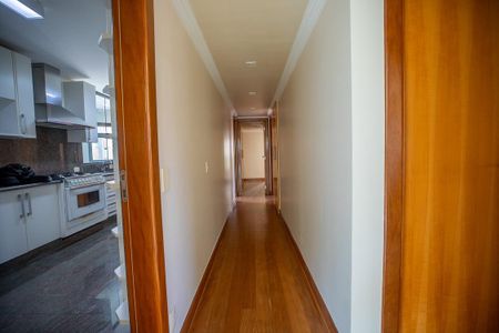 Apartamento à venda com 336m², 4 quartos e 4 vagas Apartamento à venda com 336m², 4 quartos e 4 vagasCorredor