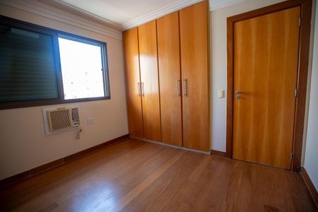 Apartamento à venda com 336m², 4 quartos e 4 vagas Apartamento à venda com 336m², 4 quartos e 4 vagasQuarto 2