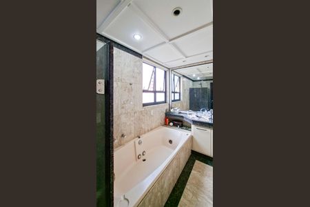 Apartamento à venda com 280m², 4 quartos e 3 vagasBanheiro da Suíte 2