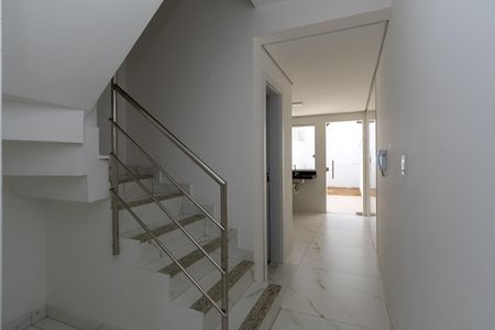 Casa à venda com 90m², 2 quartos e 2 vagasSala