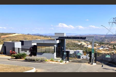 Casa de condomínio à venda com 233m², 3 quartos e 4 vagasFachada