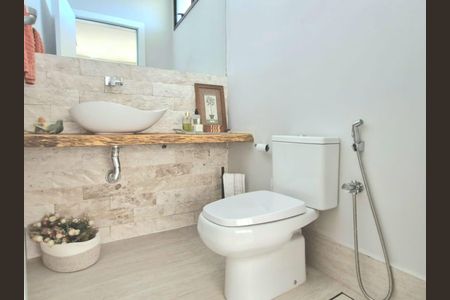 Casa de condomínio à venda com 233m², 3 quartos e 4 vagasLavabo