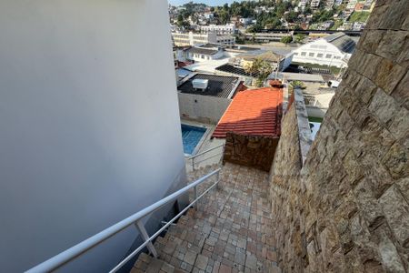 Casa à venda com 350m², 4 quartos e 2 vagas Casa à venda com 350m², 4 quartos e 2 vagasEscadas