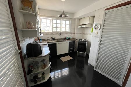 Casa à venda com 350m², 4 quartos e 2 vagas Casa à venda com 350m², 4 quartos e 2 vagasCozinha