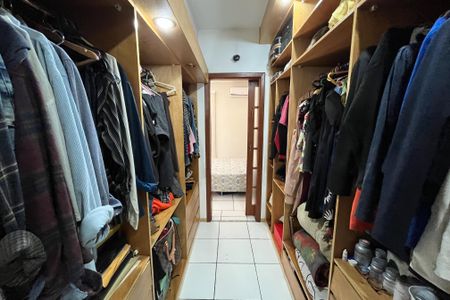 Casa à venda com 350m², 4 quartos e 2 vagas Casa à venda com 350m², 4 quartos e 2 vagasCloset