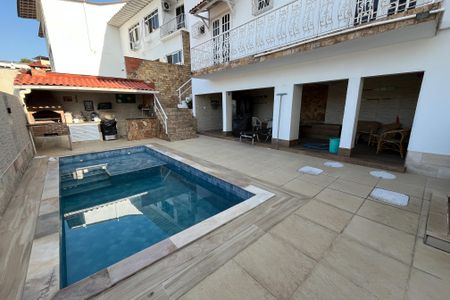 Casa à venda com 350m², 4 quartos e 2 vagas Casa à venda com 350m², 4 quartos e 2 vagasPiscina
