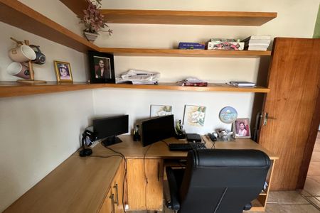 Casa à venda com 350m², 4 quartos e 2 vagas Casa à venda com 350m², 4 quartos e 2 vagasEscritorio