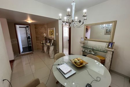 Casa à venda com 350m², 4 quartos e 2 vagas Casa à venda com 350m², 4 quartos e 2 vagasSala de Jantar