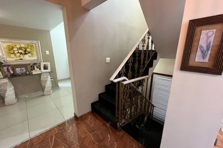 Casa à venda com 350m², 4 quartos e 2 vagas Casa à venda com 350m², 4 quartos e 2 vagasEscadas