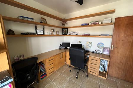 Casa à venda com 350m², 4 quartos e 2 vagas Casa à venda com 350m², 4 quartos e 2 vagasEscritorio