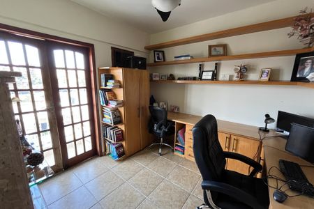 Casa à venda com 350m², 4 quartos e 2 vagas Casa à venda com 350m², 4 quartos e 2 vagasEscritorio