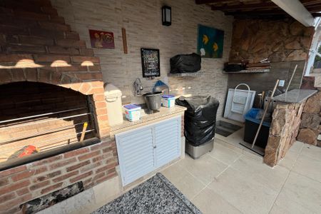 Casa à venda com 350m², 4 quartos e 2 vagas Casa à venda com 350m², 4 quartos e 2 vagasChurrasqueira