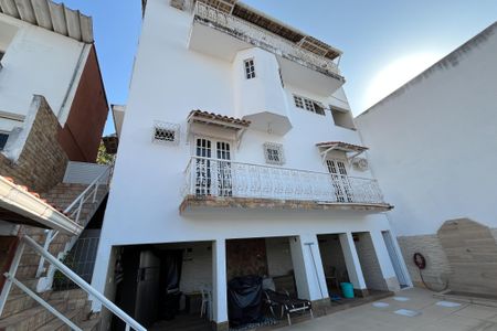 Casa à venda com 350m², 4 quartos e 2 vagas Casa à venda com 350m², 4 quartos e 2 vagasFachada fundos