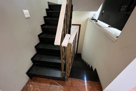 Casa à venda com 350m², 4 quartos e 2 vagas Casa à venda com 350m², 4 quartos e 2 vagasEscadas