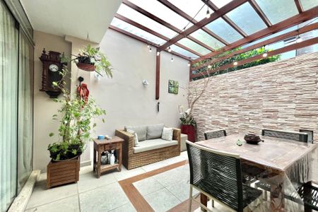 Casa à venda com 140m², 4 quartos e 1 vaga Casa à venda com 140m², 4 quartos e 1 vagaÁrea externa