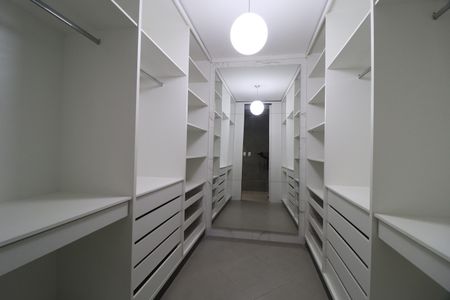 Casa para alugar com 250m², 5 quartos e 5 vagasSuíte 2- Closet