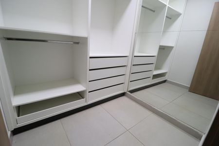 Casa para alugar com 250m², 5 quartos e 5 vagasSuíte 1 - Closet