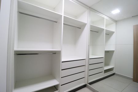 Casa para alugar com 250m², 5 quartos e 5 vagasSuíte 1 - Closet