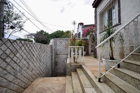 Casa de condomínio à venda com 1000m², 4 quartos e 2 vagas Casa de condomínio à venda com 1000m², 4 quartos e 2 vagasFachada