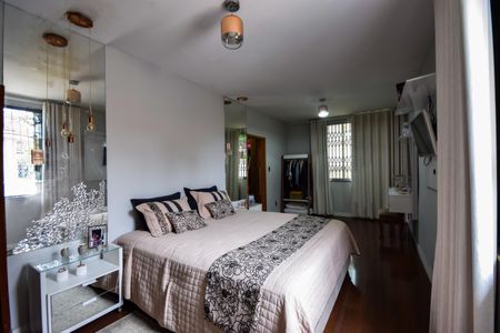 Casa de condomínio à venda com 1000m², 4 quartos e 2 vagas Casa de condomínio à venda com 1000m², 4 quartos e 2 vagasQuarto 2