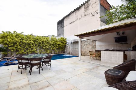 Casa de condomínio à venda com 1000m², 4 quartos e 2 vagas Casa de condomínio à venda com 1000m², 4 quartos e 2 vagasPiscina