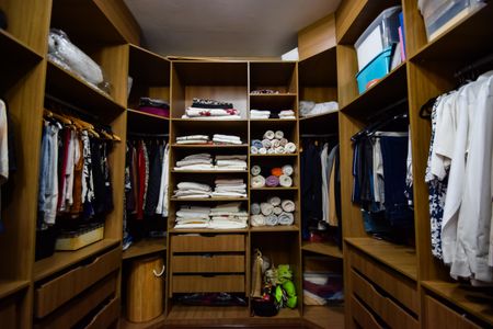 Casa de condomínio à venda com 1000m², 4 quartos e 2 vagas Casa de condomínio à venda com 1000m², 4 quartos e 2 vagasCloset do Quarto 2