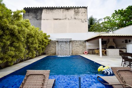 Casa de condomínio à venda com 1000m², 4 quartos e 2 vagas Casa de condomínio à venda com 1000m², 4 quartos e 2 vagasPiscina