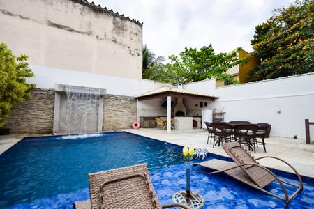 Casa de condomínio à venda com 1000m², 4 quartos e 2 vagas Casa de condomínio à venda com 1000m², 4 quartos e 2 vagasPiscina