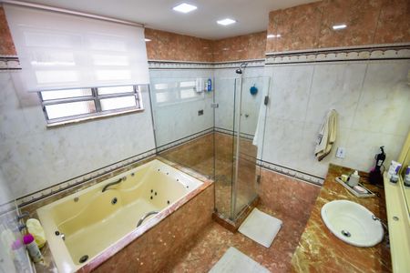 Casa de condomínio à venda com 1000m², 4 quartos e 2 vagas Casa de condomínio à venda com 1000m², 4 quartos e 2 vagasBanheiro Social 2