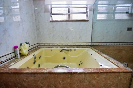 Casa de condomínio à venda com 1000m², 4 quartos e 2 vagas Casa de condomínio à venda com 1000m², 4 quartos e 2 vagasBanheiro Social 2