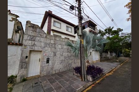 Casa de condomínio à venda com 1000m², 4 quartos e 2 vagas Casa de condomínio à venda com 1000m², 4 quartos e 2 vagasFachada