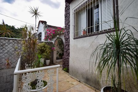 Casa de condomínio à venda com 1000m², 4 quartos e 2 vagas Casa de condomínio à venda com 1000m², 4 quartos e 2 vagasFachada