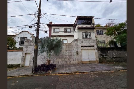 Casa de condomínio à venda com 1000m², 4 quartos e 2 vagas Casa de condomínio à venda com 1000m², 4 quartos e 2 vagasFachada