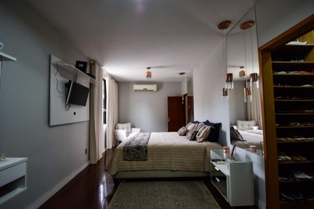 Casa de condomínio à venda com 1000m², 4 quartos e 2 vagas Casa de condomínio à venda com 1000m², 4 quartos e 2 vagasQuarto 2