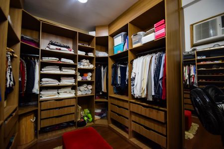 Casa de condomínio à venda com 1000m², 4 quartos e 2 vagas Casa de condomínio à venda com 1000m², 4 quartos e 2 vagasCloset do Quarto 2