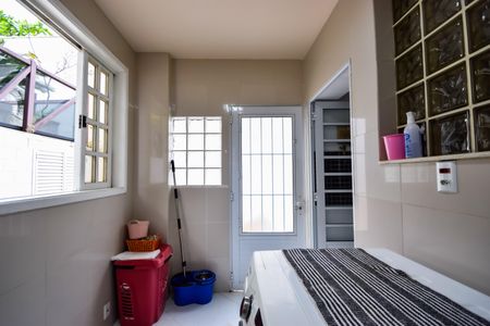 Casa de condomínio à venda com 1000m², 4 quartos e 2 vagas Casa de condomínio à venda com 1000m², 4 quartos e 2 vagasÁrea de Serviço