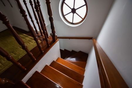 Casa de condomínio à venda com 1000m², 4 quartos e 2 vagas Casa de condomínio à venda com 1000m², 4 quartos e 2 vagasEscada