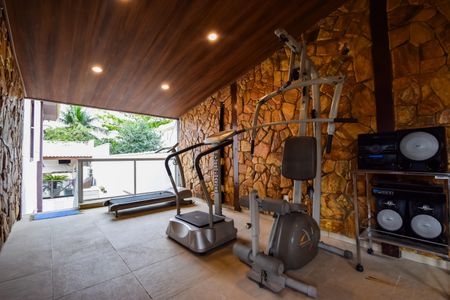 Casa de condomínio à venda com 1000m², 4 quartos e 2 vagas Casa de condomínio à venda com 1000m², 4 quartos e 2 vagasAcademia