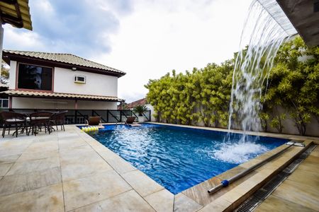 Casa de condomínio à venda com 1000m², 4 quartos e 2 vagas Casa de condomínio à venda com 1000m², 4 quartos e 2 vagasPiscina