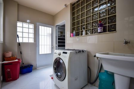 Casa de condomínio à venda com 1000m², 4 quartos e 2 vagas Casa de condomínio à venda com 1000m², 4 quartos e 2 vagasÁrea de Serviço