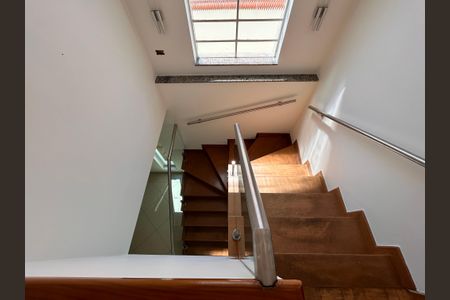 Casa à venda com 145m², 3 quartos e 2 vagas Casa à venda com 145m², 3 quartos e 2 vagasEscada
